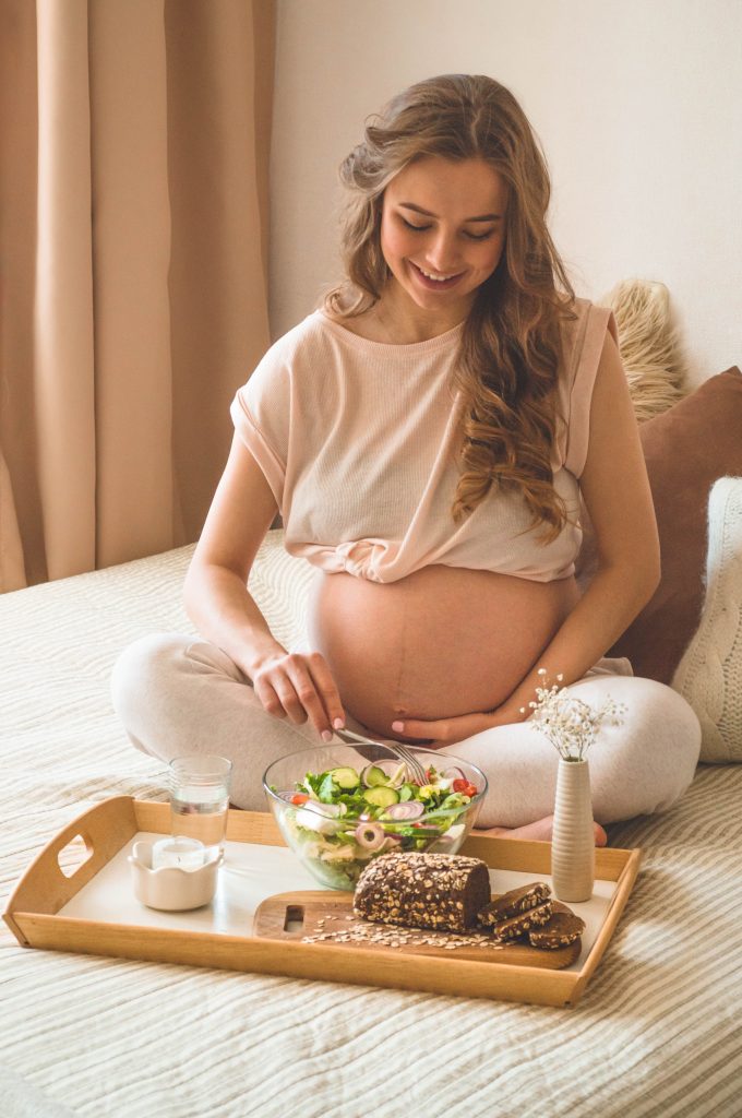 mujer-embarazada-comiendo-sano