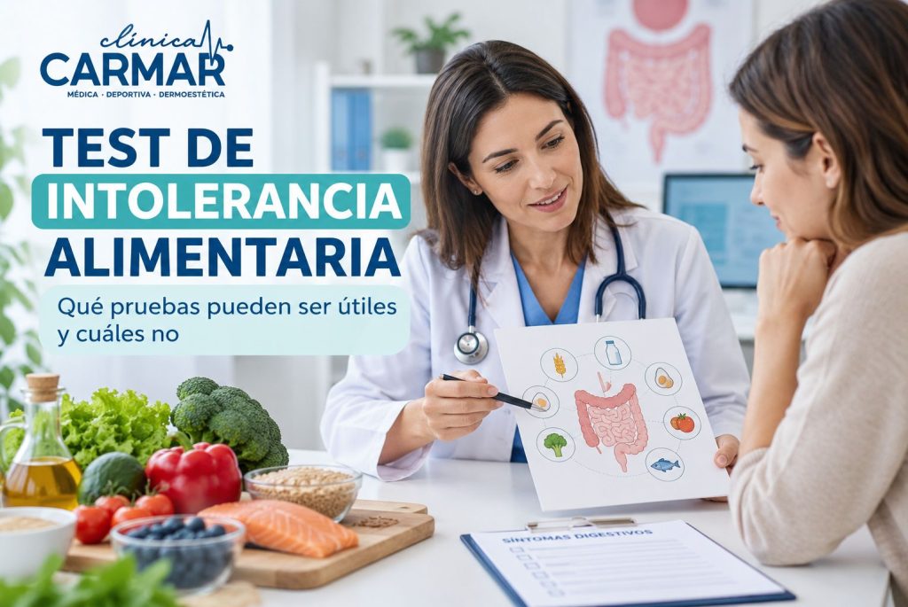 Médico explicando a una paciente qué pruebas pueden ser útiles para estudiar una posible intolerancia alimentaria