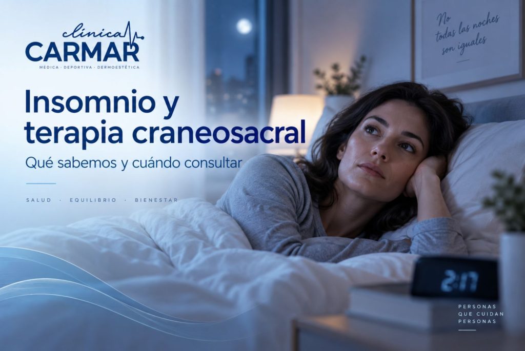 Mujer despierta en la cama durante la noche en un artículo sobre insomnio y terapia craneosacral