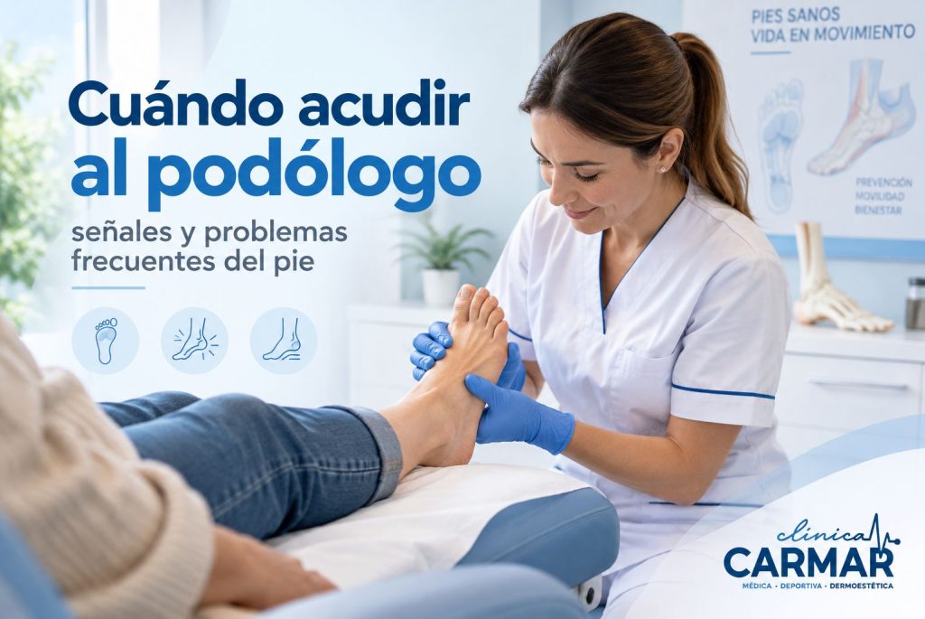 Podóloga realizando una valoración del pie a una paciente en Clínica Carmar, Cuándo acudir al podólogo
